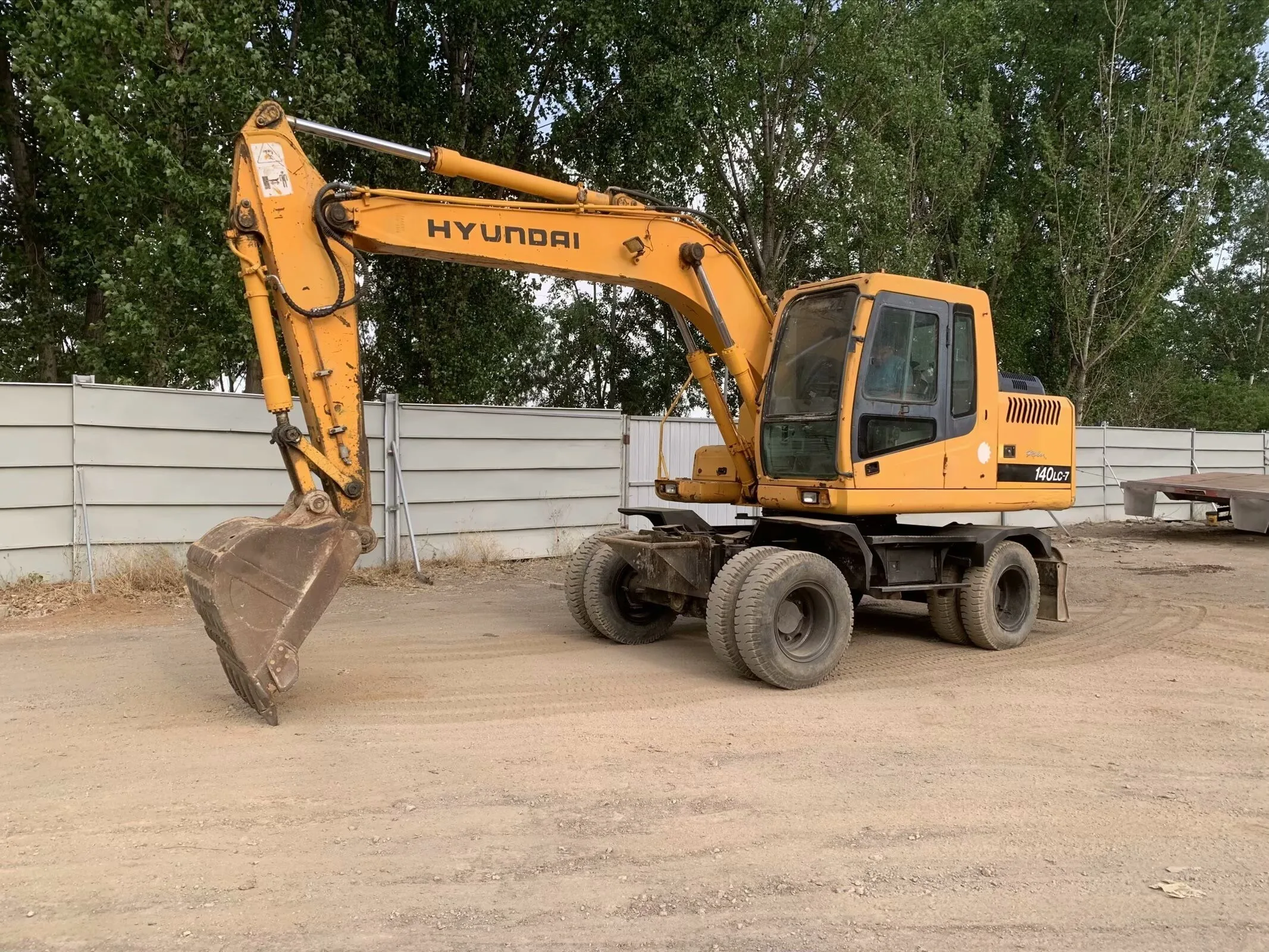 Hyundai R140W7