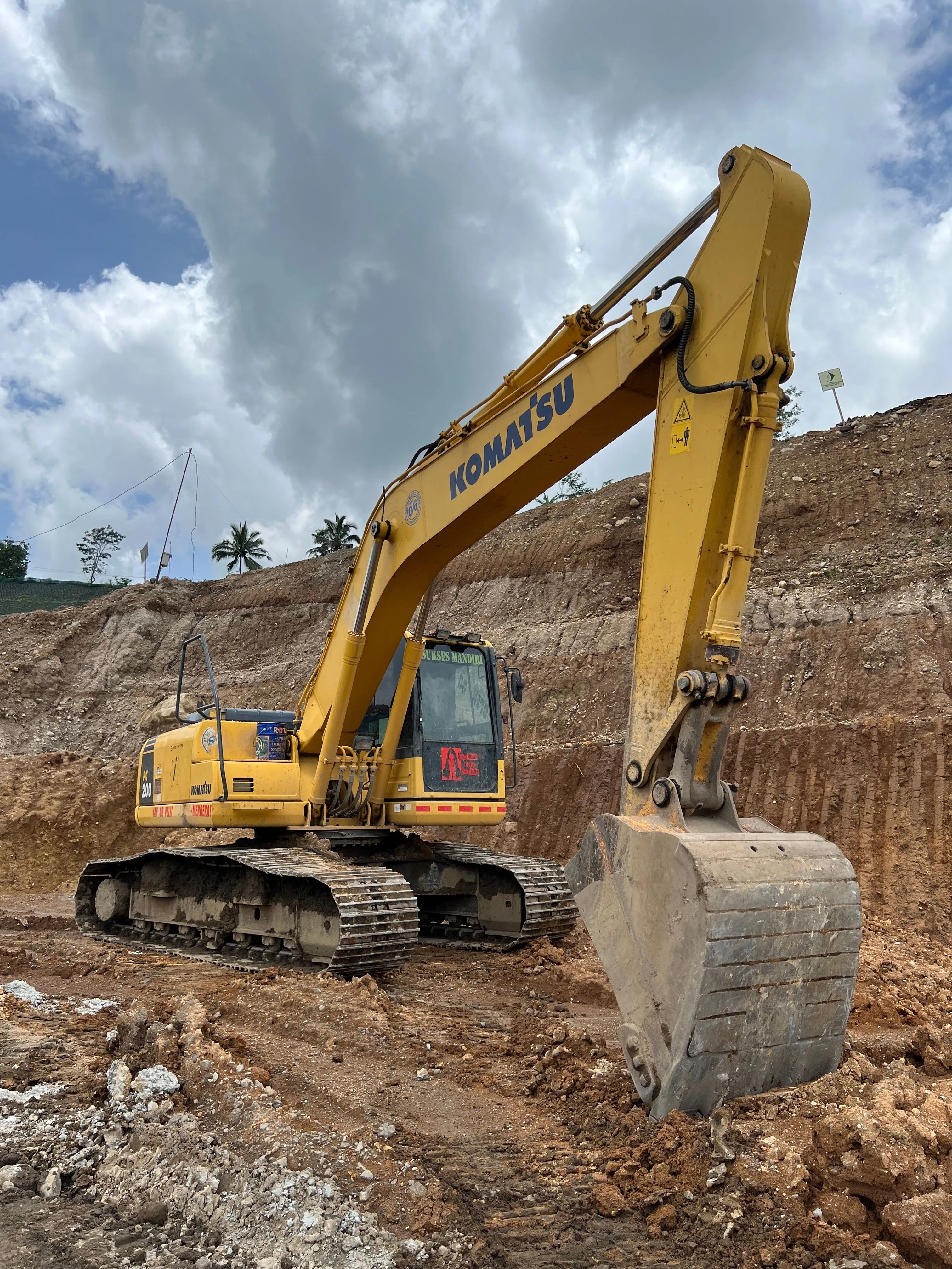 Komatsu HB215LC1