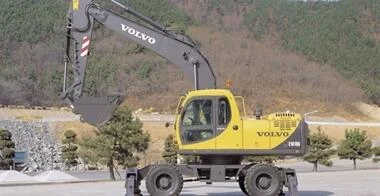 Volvo EW180C angle 2